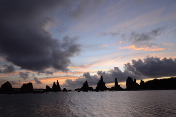 橋杭岩の夜明けと雲の切れ間の美しい海岸