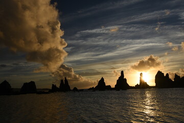 橋杭岩の夜明けと雲の切れ間の美しい海岸