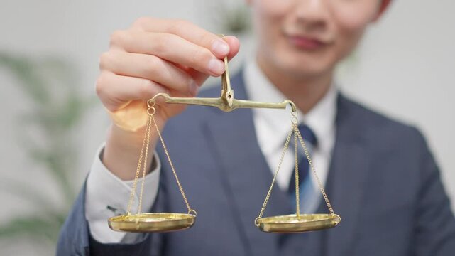 天秤を持つビジネスマン