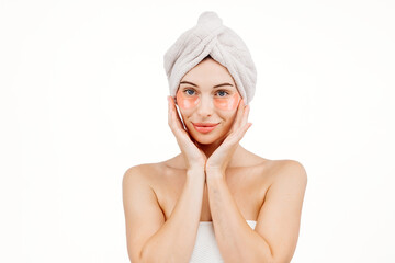 Close-up of a young woman with under-eye patches targeting wrinkles and dark circles. Isolated against a white background, this image emphasizes skincare and the fight against signs of fatigue.