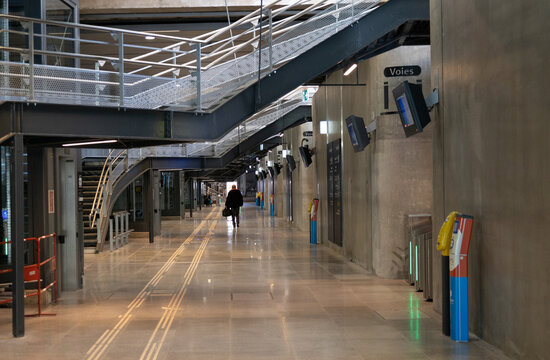 int&eacute;rieur du nouveau hall de la gare Part dieu, acc&egrave;s aux quais