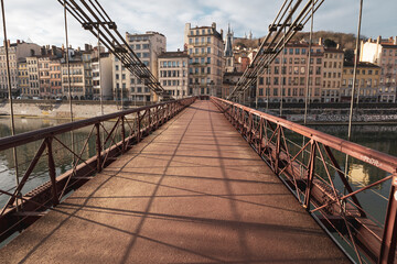 Obraz premium la passerelle Saint-Vincent située en plein cœur de Lyon, dans le 1er arrondissement, sur un coude de la Saône, reliant Vieux Lyon Saint Paul à Croix Rousse