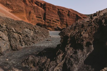 Pared roja con texturas calida arida en una playa de la isla de lanzarote 