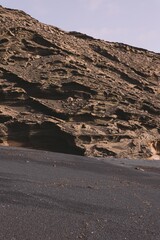 Textura calida arida isla de lanzarote  en una playa de arena negra