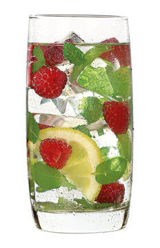 copo com drink de vodca com &aacute;gua t&ocirc;nica e frutas frescas isolado em fundo transparente