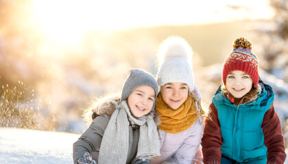 Fototapeta premium Kinder spielen im Schnee 