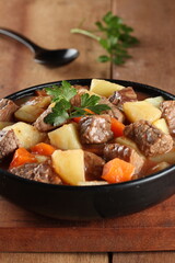 Prato de carne com legumes e decoração com salsa