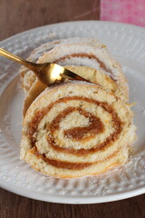 Bolo inteiro e fatiado decorado  e recheado