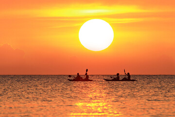 Foreign tourists are kayaking Watch the sunset on Koh Tao, Surat Thani Province, Thailand 