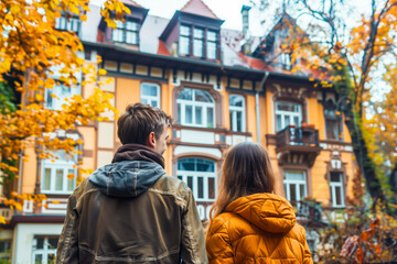 Obraz premium Young couple looking at dream house.