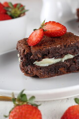 Brownie recheado  com calda de chocolate e morangos