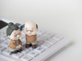 年金問題を考える高齢者夫婦