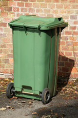 Obraz premium green recycling garbage bin