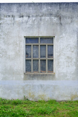 Ventana en nave industrial abandonada