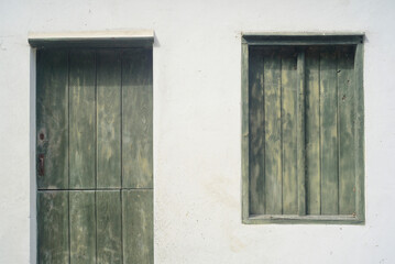 Madera desgastada en puerta y ventana de madera 