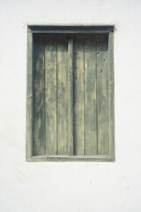 Madera desgastada en ventana de madera tosca