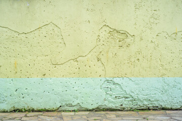 Desconchón de pintura en muro rústico