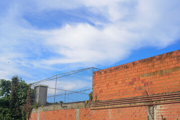 Tejado de edificio rústico y cielo azul con nubes