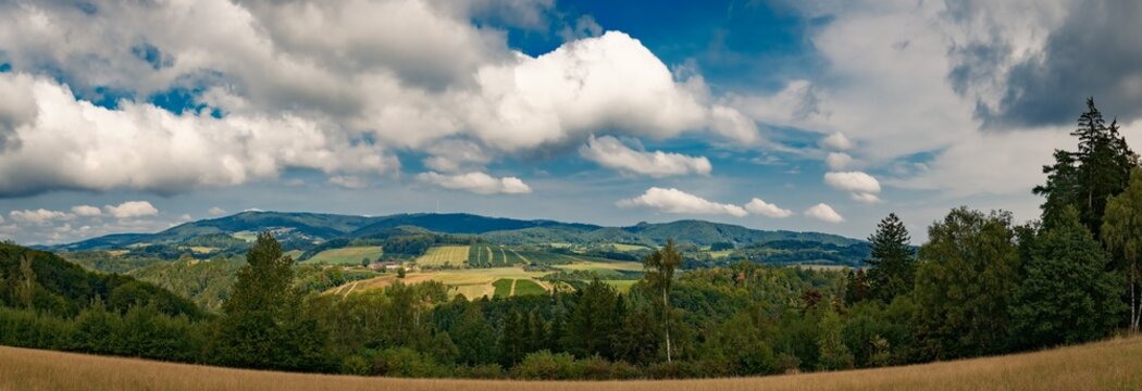 Panoramablick &uuml;ber die H&uuml;gellandschaft des "Naturpark Jauerling-Wachau" vom "Welterbesteig Wachau" zwischen Aggsbach Markt und Zintring - Panorama aus 9 Bildern