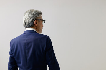 ビジネスマンの後ろ姿