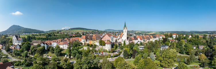 Obraz premium Luftbild von der Stadt Engen im Hegau