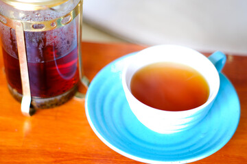 淹れたての紅茶、見下ろしアングル、寄り