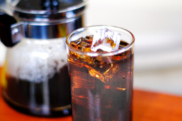 氷いっぱいのアイスコーヒー、グラス中央、寄り