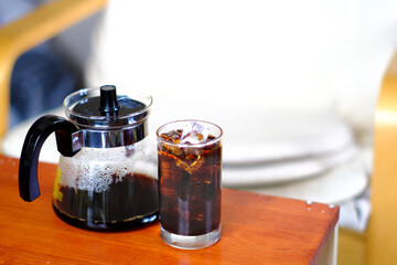 氷いっぱいのアイスコーヒー、グラス中央、引き