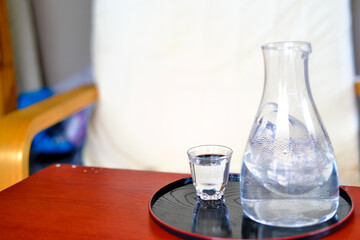 程よく冷やした日本酒、猪口中央、左スペース