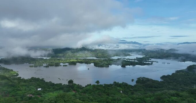 Rio Lempa, islas, amanecer.