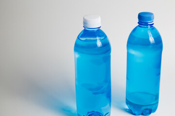 Naklejka premium Blue bottle with a gray . white health grey concept. a blue and gray with a bottle of water. a blue bottle of water with lifestyle gray and white.