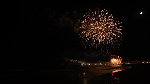 Fuegos artificiales en el mar Pe&ntilde;iscola
