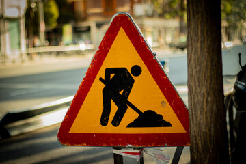 Señal de advertencia de construcción en la calle