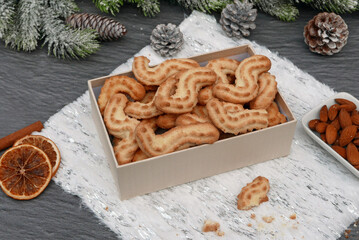 Spritzgebäck  traditionelle deutsche Weihnachtsplätzchen in einer Geschenkbox.  
