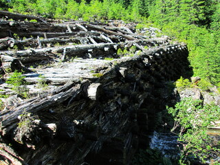 Obraz premium Old wooden sluice across the river