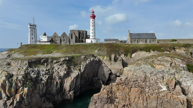 Le phare de Saint-Mathieu est situ&eacute; sur la pointe Saint-Mathieu, &agrave; Plougonvelin, dans les environs de Brest, dans le Finist&egrave;re.