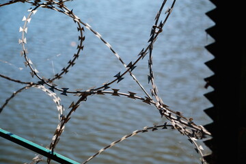 Stacheldraht am Wasser
