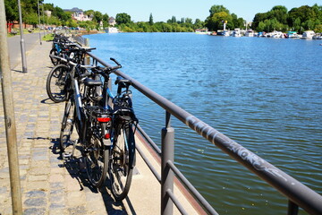 Fahrr&auml;der an Gel&auml;nder neben Fluss abgestellt