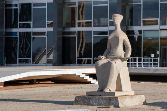 Statue of Justice (themes) in front of the Brazilian Federal Supreme Court