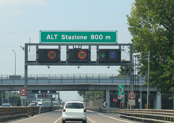 highway sign with the text ALT STAZIONE which means Stop at toll in 800 meters away on the Italian...