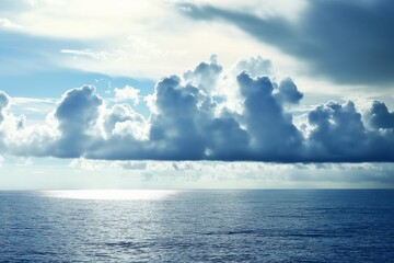Naklejka premium A breathtaking view of the ocean with expansive, dramatic clouds floating above, capturing nature's vast beauty.