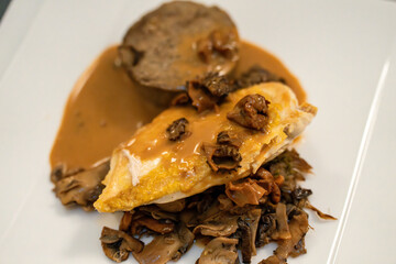 Plat gastronomique dans une assiette prêt à être servis 