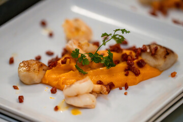 Plat gastronomique dans une assiette prêt à être servis 