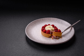 Sweet tartlet with raspberries and cream