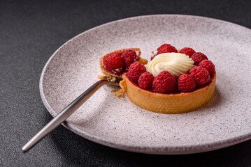 Sweet tartlet with raspberries and cream
