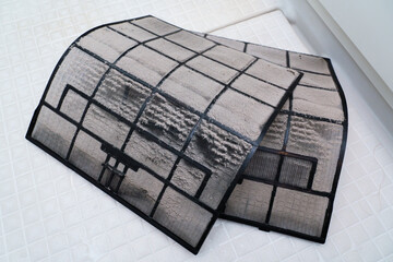 ほこりのついたエアコンフィルター