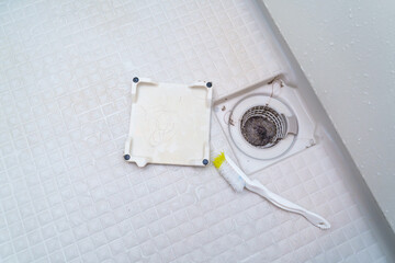 風呂場の排水溝汚れ