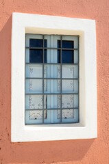 Ventana antigua en Fira, isla de Santorini, Grecia