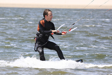 Erfahrener Kitesurfer in Action im Meer