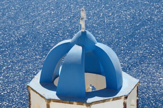 Iglesia de c&uacute;pula azul en Oia, isla de Santorini, Grecia